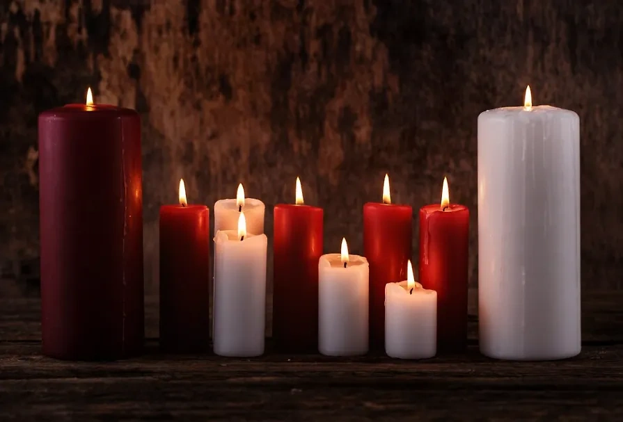На Рождество католики уже много лет зажигают именно красные и белые свечи. Фото © Racool_studio / freepik 