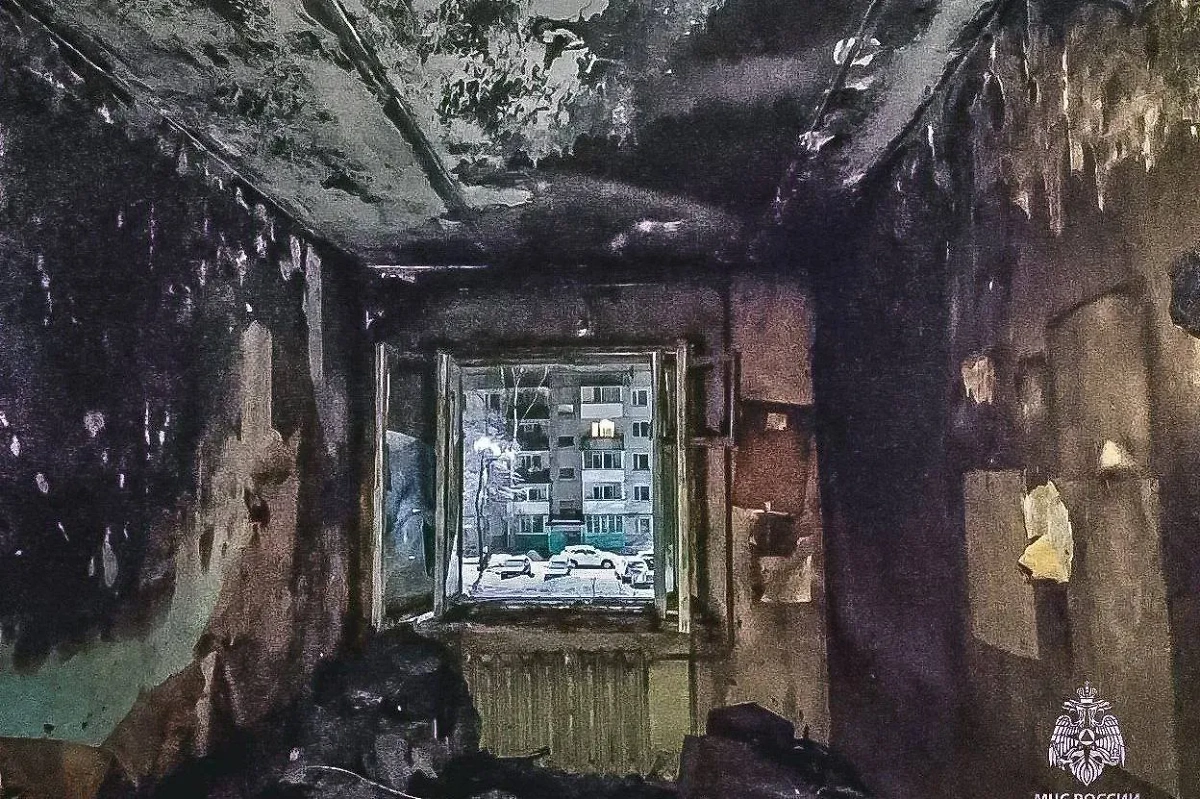 Последствия пожара в Сафонове, в котором погибло два человека. Обложка © t.me / МЧС России