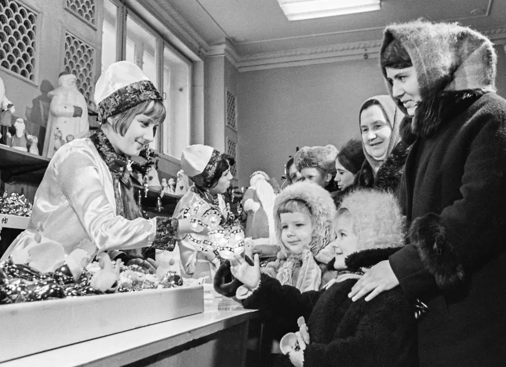 Женщины, как правило, выступали главными инициаторами обмена подарками в семье на Новый год. Фото © ТАСС / Исаак Рабинович
