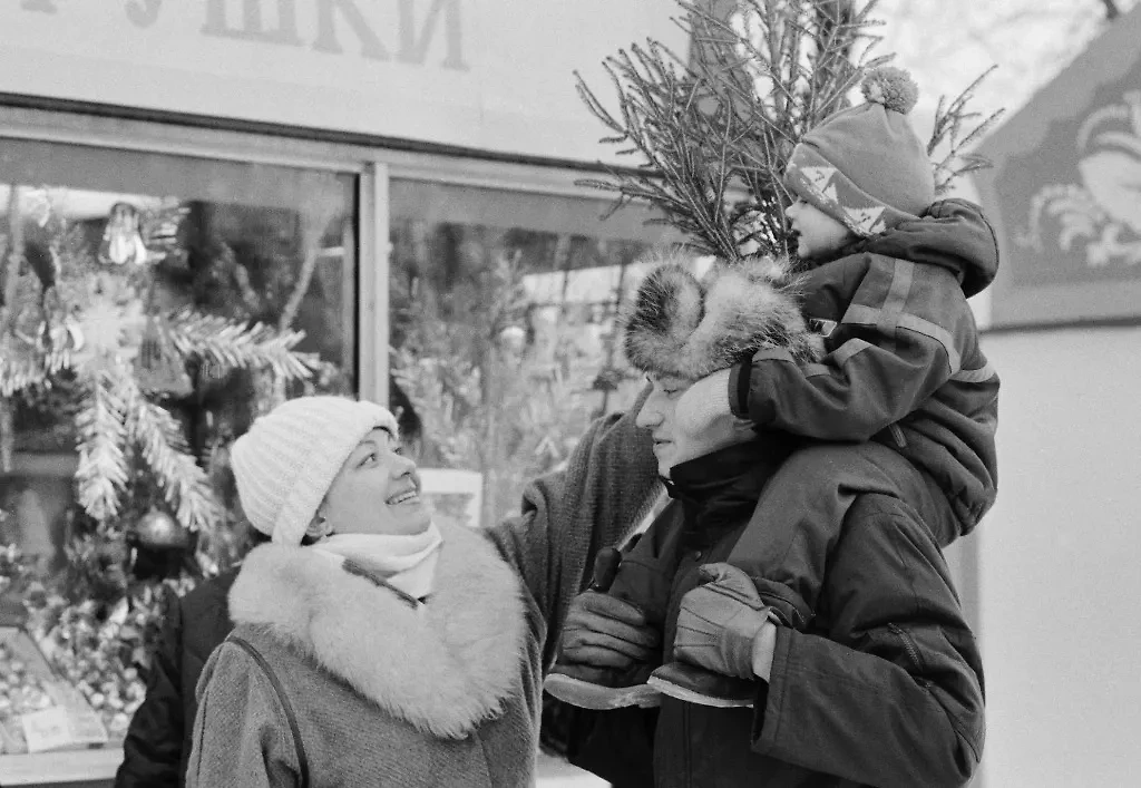 Население новых городов было молодым, весёлым, озорным, а Новый год и вправду справляли и в домах культуры, и в ресторанах. Фото © ТАСС /  Виктор Будан