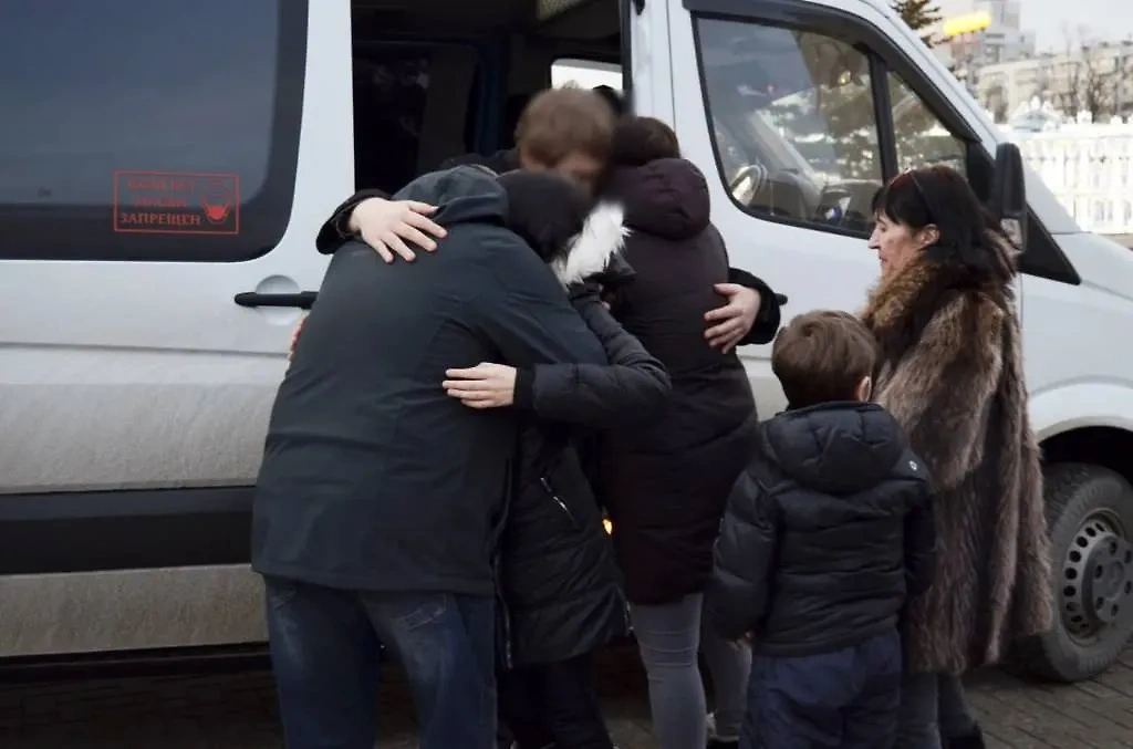 Родители из Белгорода рады воссоединению с детьми. Фото © Telegram / Настоящий Гладков