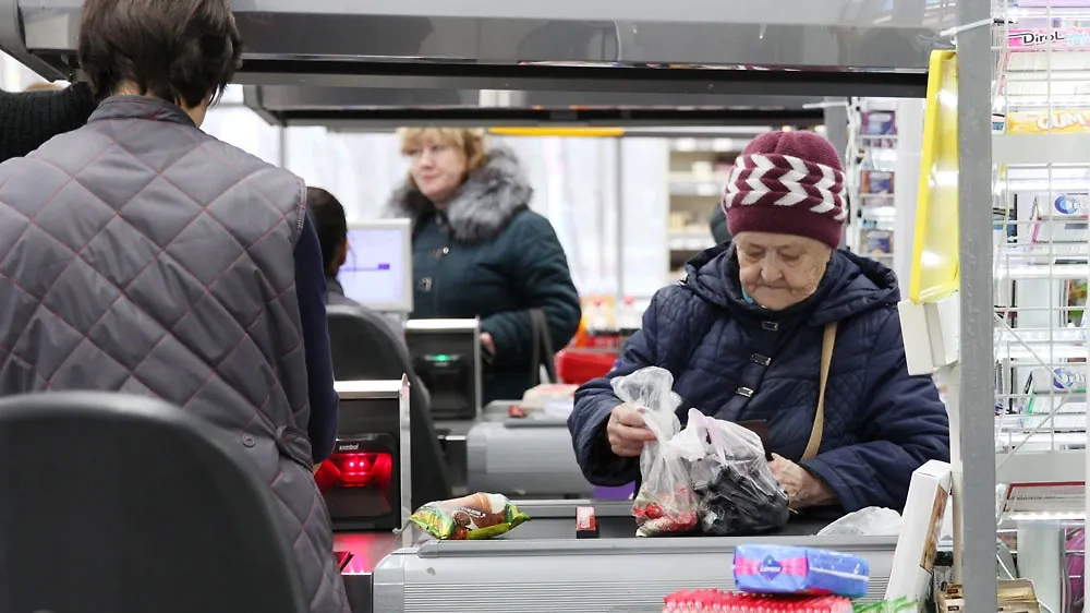 Пенсионеры могут вернуть часть денег за покупки в магазинах. Обложка © ТАСС / Ольга Зиновская