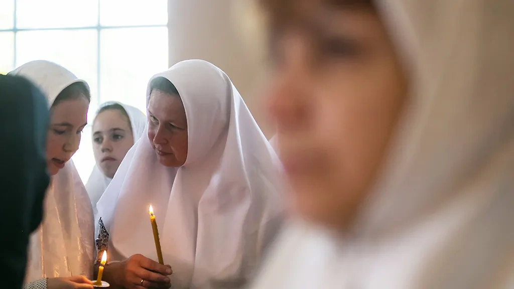 Прихожане во время освящения нового храма во имя Всемилостивого Спаса Русской православной старообрядческой церкви в городе Невьянске. Обложка © ТАСС / Ася Добровольская