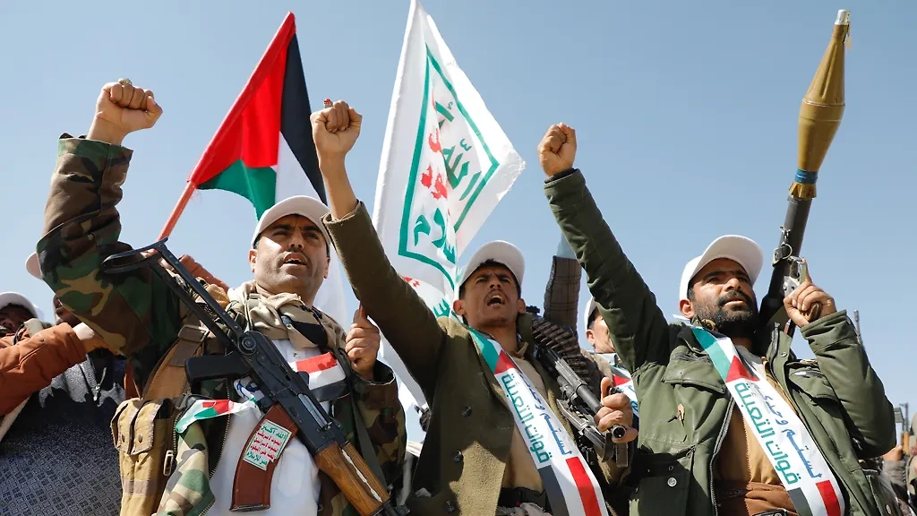 Хуситы объявили всеобщую народную мобилизацию для поддержки народа Газы и непосредственной войны с израильской армией. Обложка © ТАСС / EPA / OSAMAH YAHYA