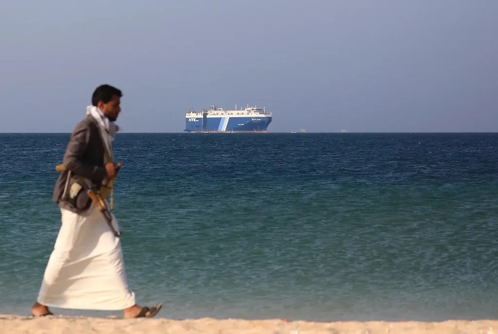 Захваченное хуситами в Аденском заливе израильское грузовое судно Galaxy Leader стоит на якоре у побережья Йемена. Фото © ТАСС / EPA / YAHYA ARHAB