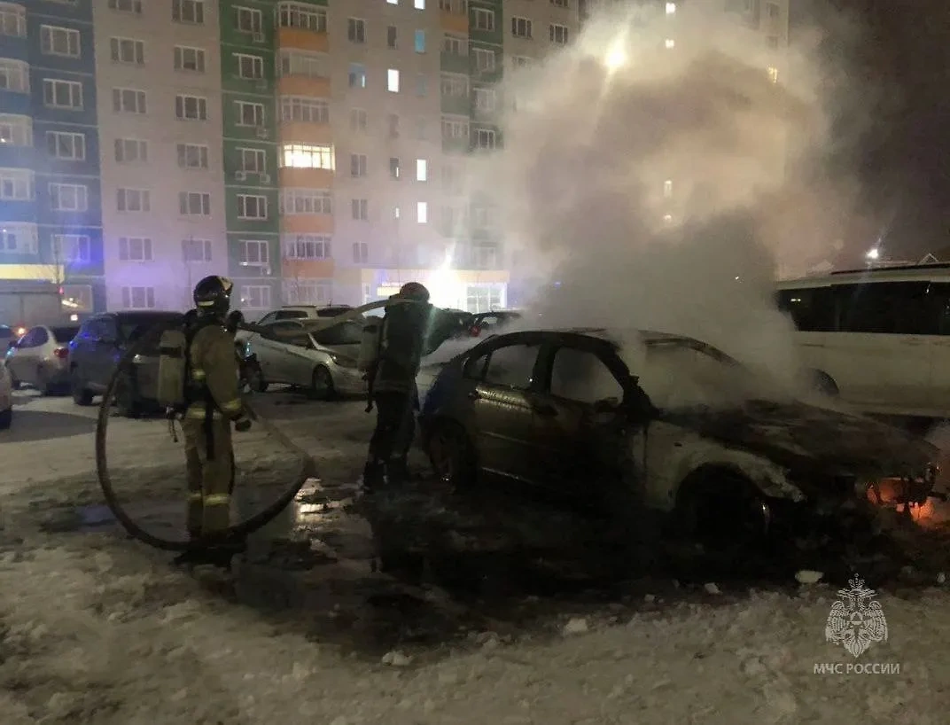 Пожарные тушат автомобиль в Тюмени, в котором погиб мужчина. Обложка © t.me / МЧС Тюменской области