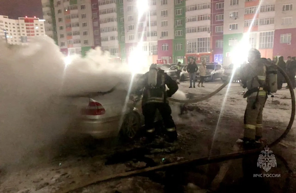 Пожарные тушат автомобиль в Тюмени, в котором погиб мужчина. Фото © t.me / МЧС Тюменской области