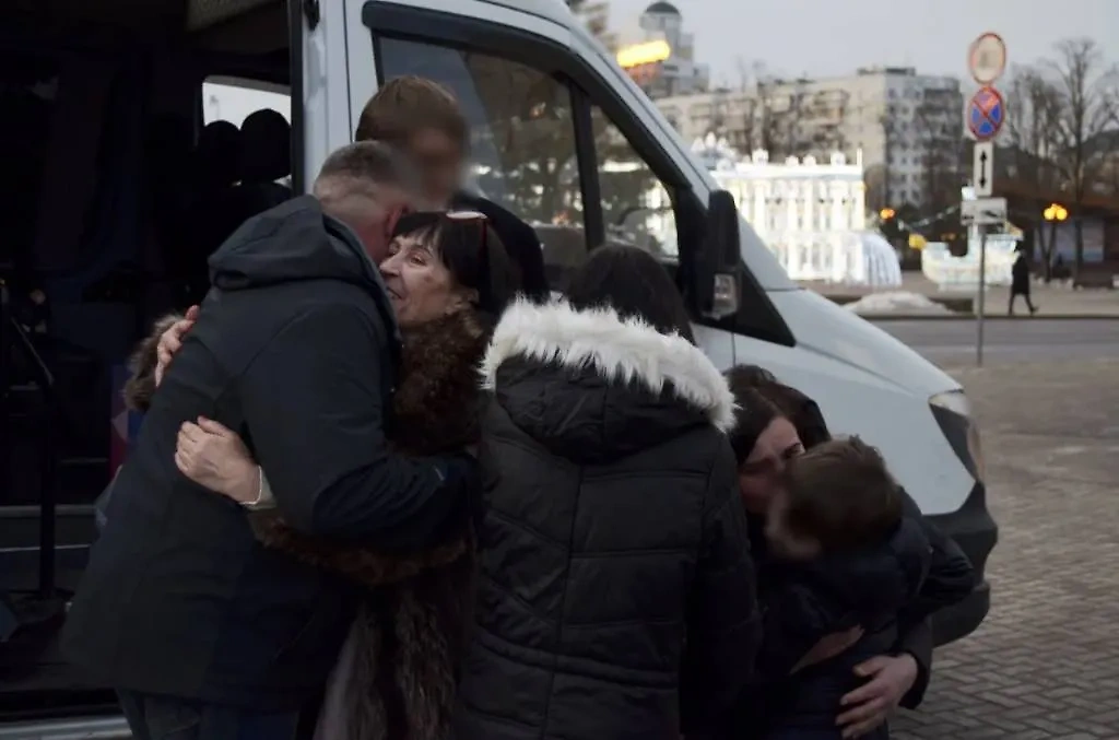 Родители из Белгорода рады воссоединению с детьми. Обложка © Telegram / Настоящий Гладков