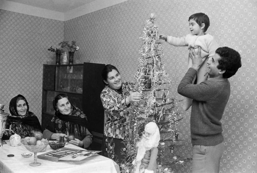 Плейлист с новогодними советскими песнями объединил русских людей. Фото © ТАСС / Абрам Беккер, Альберт Тавакалов 