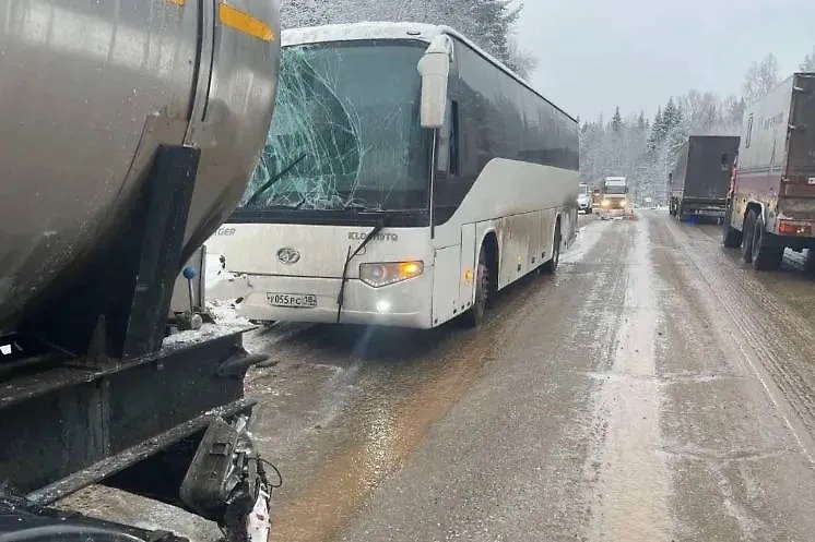 В Удмуртии автобус с детьми врезался в грузовик. Фото © VK / Udm-Info Новости Ижевска и Удмуртии