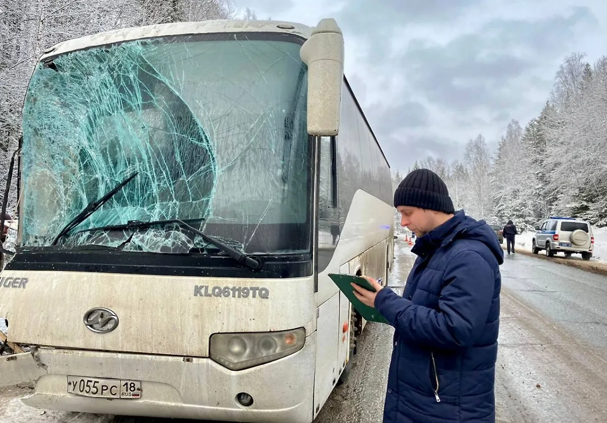 В Удмуртии автобус столкнулся с грузовиком, пострадали пять школьников и учитель. Фото © t.me / CУ СК РФ по Удмуртии