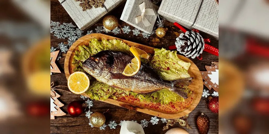 В новогоднюю ночь на столе должны быть блюда, богатые полезными жирами с омега-3: рыба, икра или морепродукты. Обложка © Freepik / KamranAydinov
