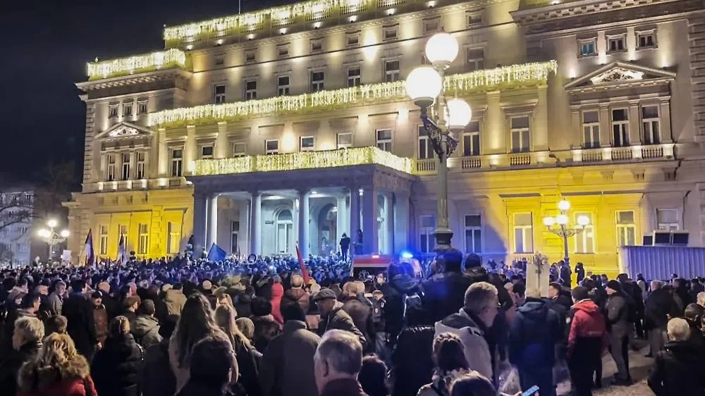 Сторонники блока "Сербия против насилия" во время митинга у здания городской администрации. Фото © ТАСС / Александр Дзюба