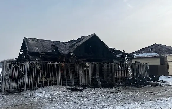 После пожара из-за новогодней гирлянды дом, где произошла трагедия, выгорел целиком. Фото © Пресс-служба Прокуратуры Омской области 