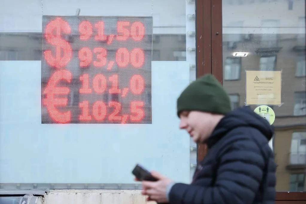 Курс евро на Мосбирже превысил 102 рубля впервые с 20 октября. Обложка © ТАСС / NEWS.ru / Сергей Петров