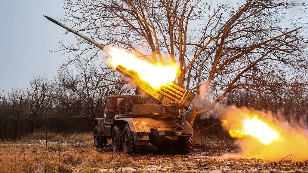 Боевая работа расчёта реактивной системы залпового огня (РСЗО) "Град" в зоне проведения спецоперации на Донецком направлении. Обложка © ТАСС / Дмитрий Ягодкин