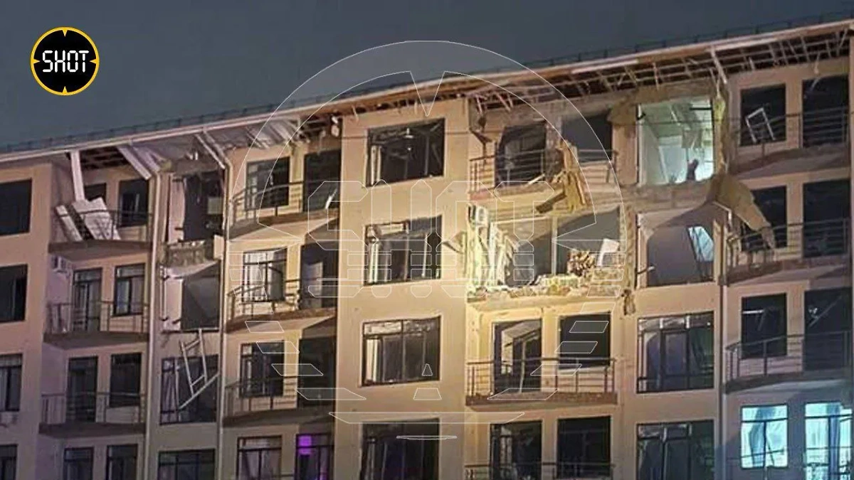 Пострадавшая от взрыва многоэтажка в Сочи. Обложка © t.me / SHOT