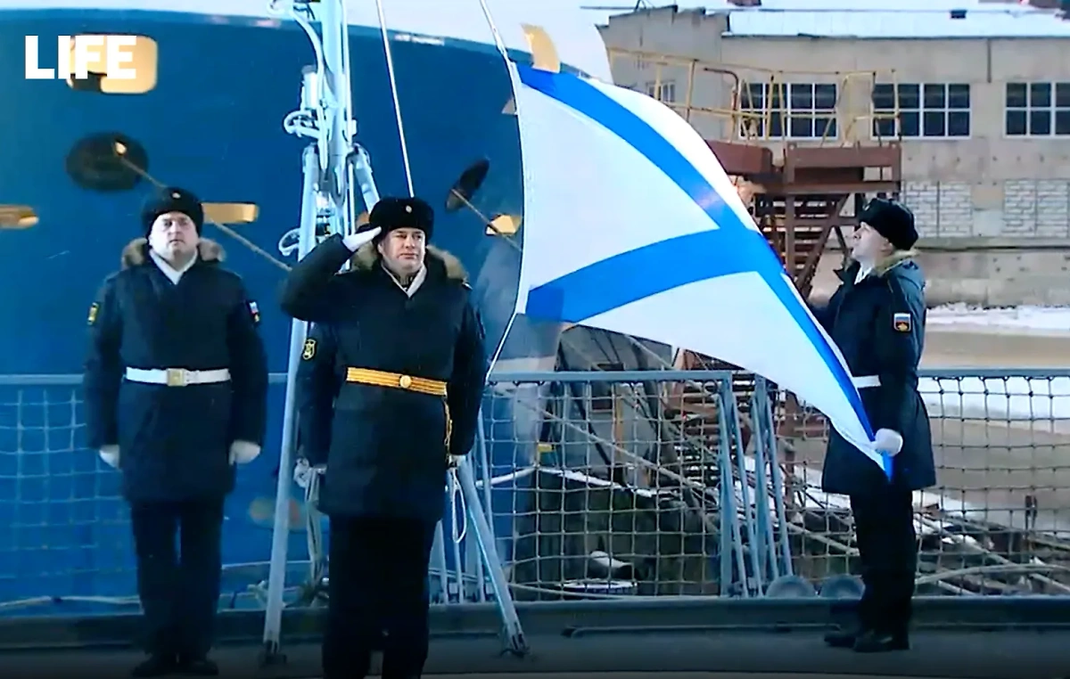 Поднятие флага на фрегате "Адмирал Головко". Обложка © LIFE
