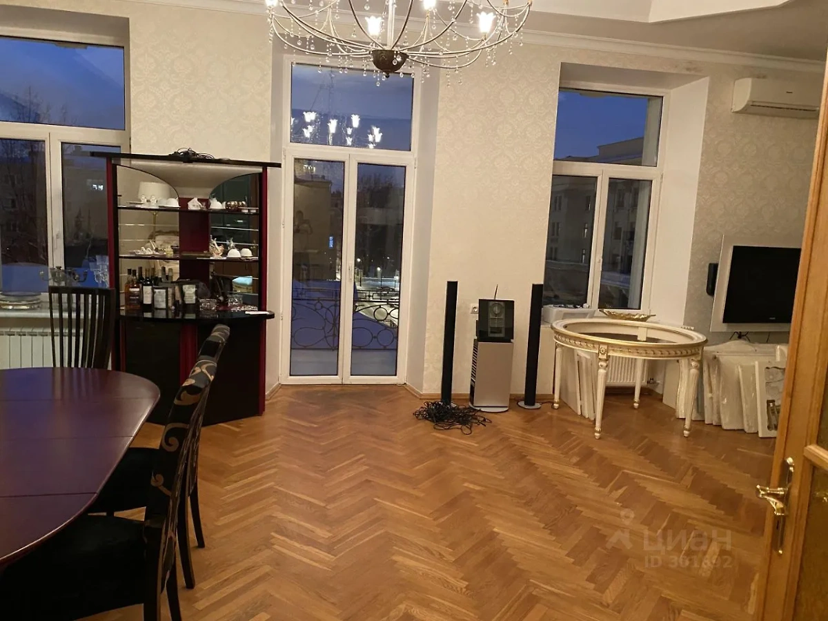 Гостиная выставленной на продажу квартиры. Фото © cian.ru