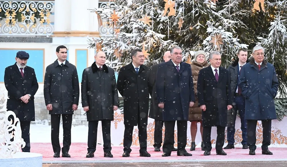 Премьер-министр Армении Никол Пашинян, президент Туркмении Сердар Бердымухамедов, президент РФ Владимир Путин, президент Киргизии Садыр Жапаров, президент Таджикистана Эмомали Рахмон, президент Узбекистана Шавкат Мирзиёев, президент Казахстана Касым-Жомарт Токаев (слева направо) во время фотографирования в музее-заповеднике "Царское Село". Обложка © ТАСС / Дмитрий Азаров / POOL