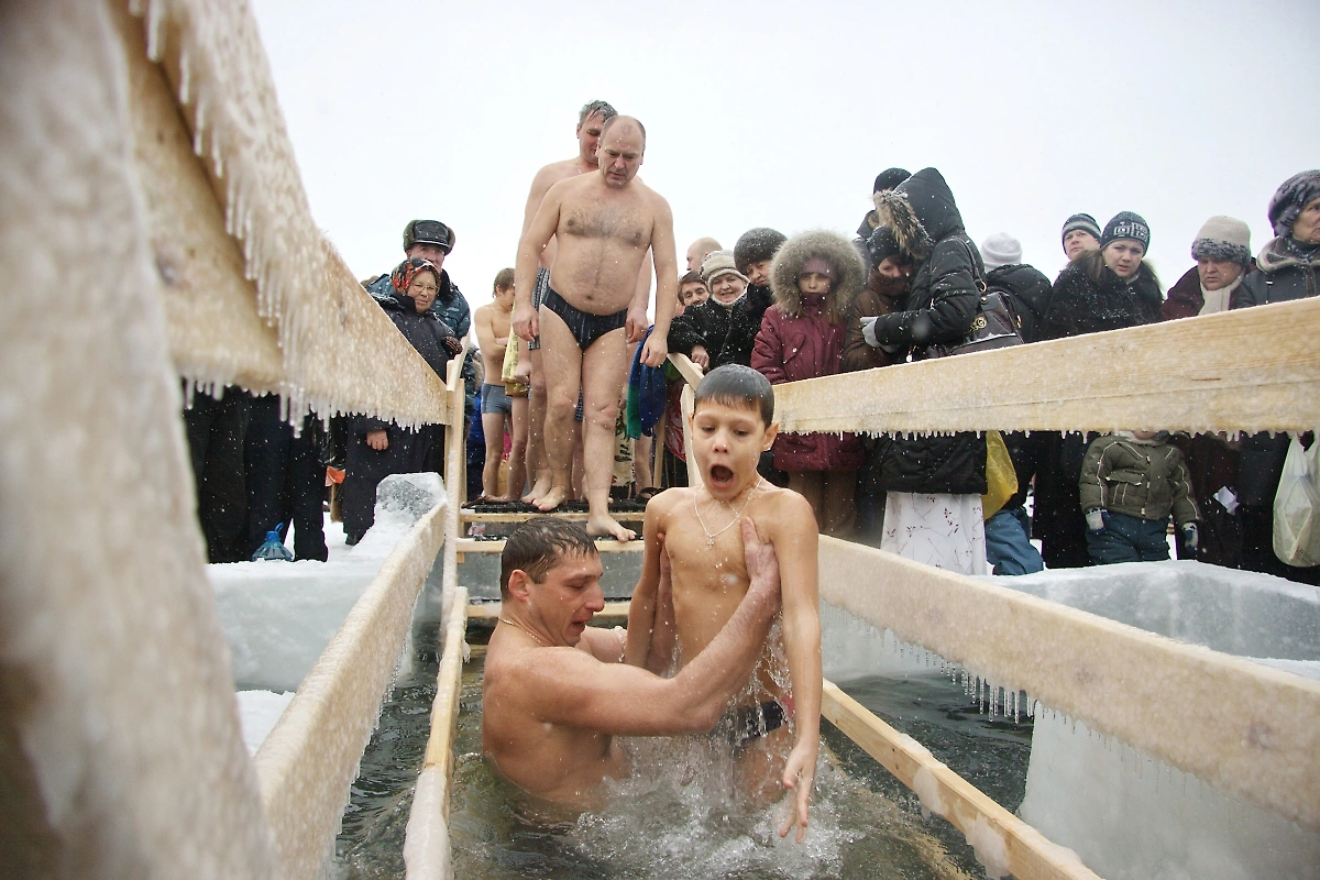 Крещенские купания — неизменная народная традиция на праздник Крещения Господня, который отмечается в ночь на 19 января. Фото © Shutterstock