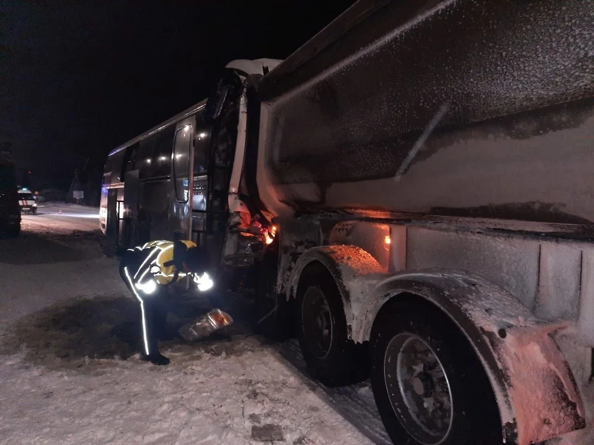 Место ДТП с автобусом и самосвалом в Свердловской области. Обложка © VK / "Tyumen Times, Тюмень | ДТП, ЧП, ЧС"