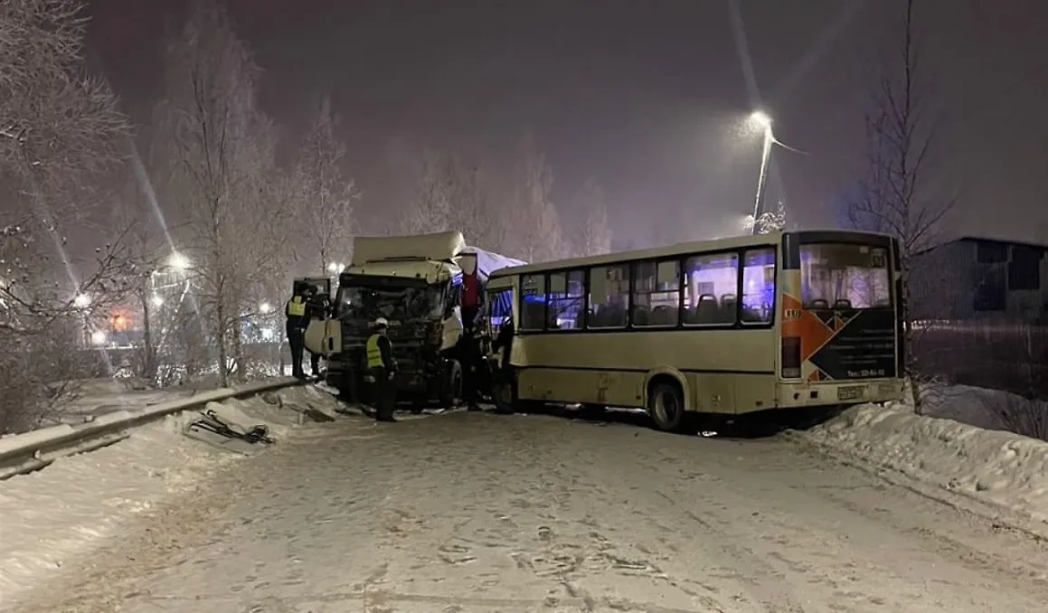 Последствия столкновения автобуса с грузовиком в Ленобласти. Фото © t.me / Петербургская полиция