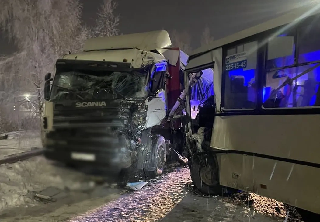 МВД: В Ленобласти грузовик столкнулся с автобусом, пострадало 13 человек