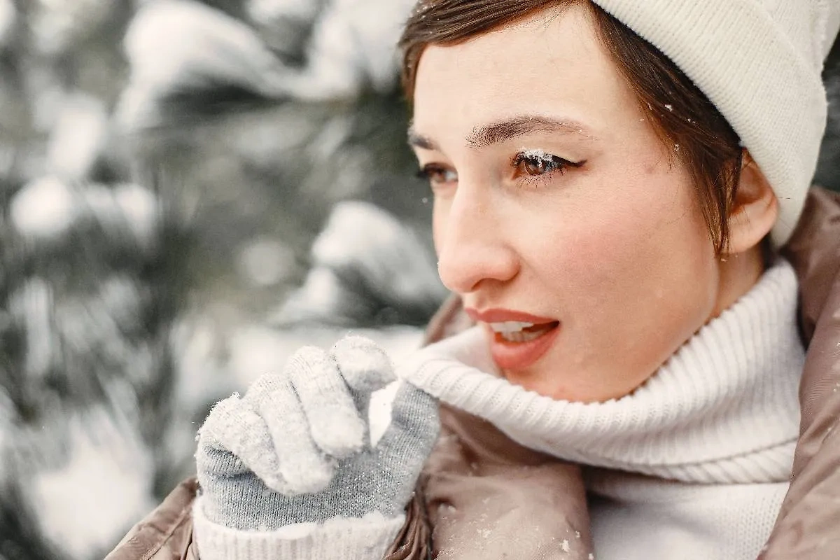 Дерматолог объяснила, почему нужно срочно избавиться от привычки облизывать губы на морозе. Обложка © Freepik / prostooleh