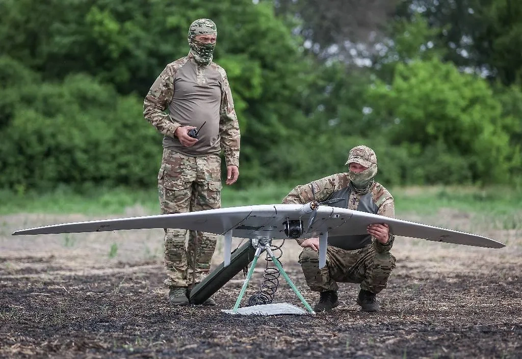 Военнослужащие Центрального военного округа (ЦВО) во время работы расчётов разведывательного беспилотного летательного аппарата (БПЛА) "Суперкам" на Краснолиманском направлении. Фото © ТАСС / Станислав Красильников