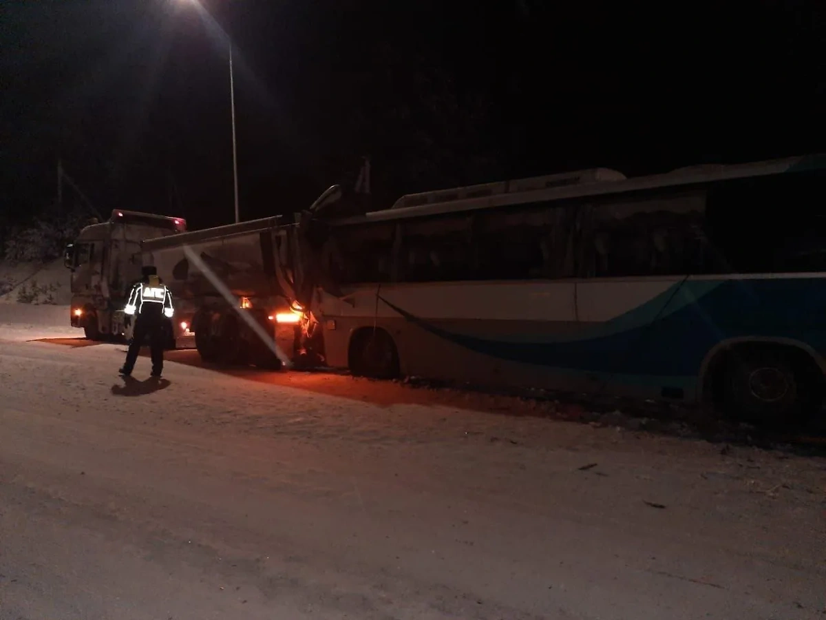 Место ДТП с автобусом и самосвалом в Свердловской области. Обложка © VK / "Tyumen Times, Тюмень | ДТП, ЧП, ЧС"