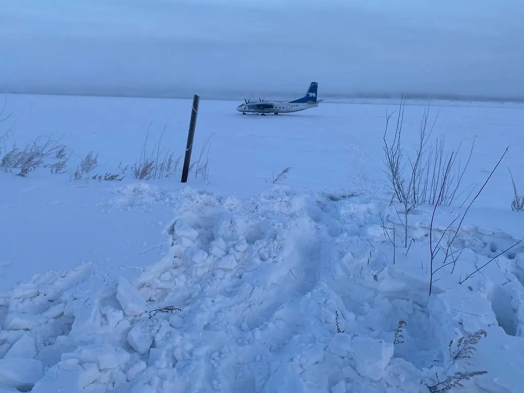 Самолёт Ан-24 промахнулся мимо взлётной полосы и сел на реку в Якутии. Обложка © t.me / Восточно-Сибирская транспортная прокуратура