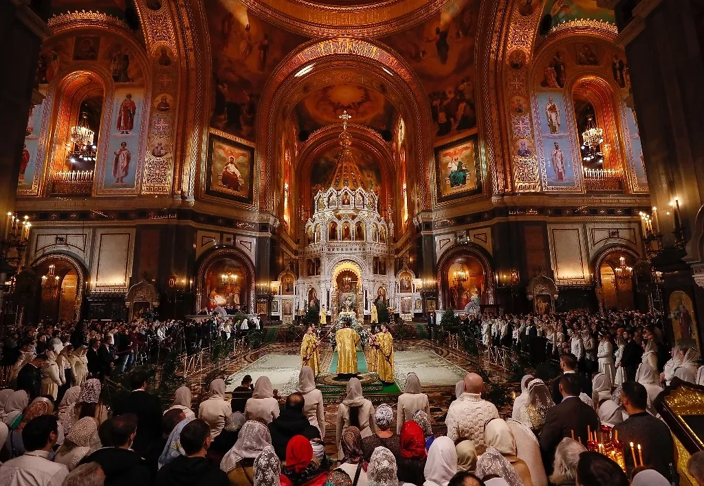 Рождественское богослужение в храме Христа Спасителя в Москве. Фото © ТАСС / EPA /  YURI KOCHETKOV