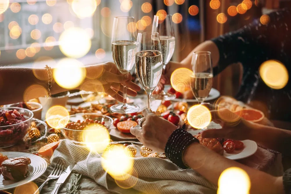 Нарколог посоветовал не покупать алкоголь и еду на все новогодние праздники. Обложка © Shutterstock