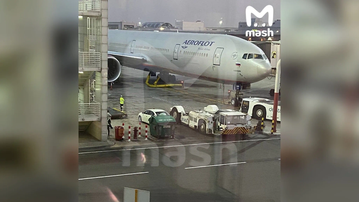 Пассажиры рейса "Аэрофлота" Дубай – Москва не могут вылететь из ОАЭ. Обложка © t.me / Mash