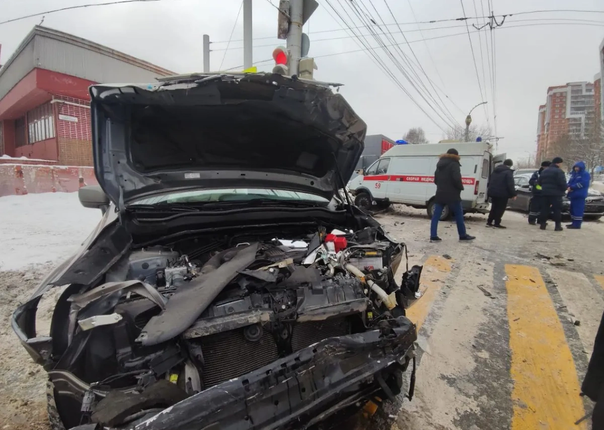 В Иркутске машина скорой помощи попала в ДТП с двумя автомобилями. Фото © t.me / МВД38