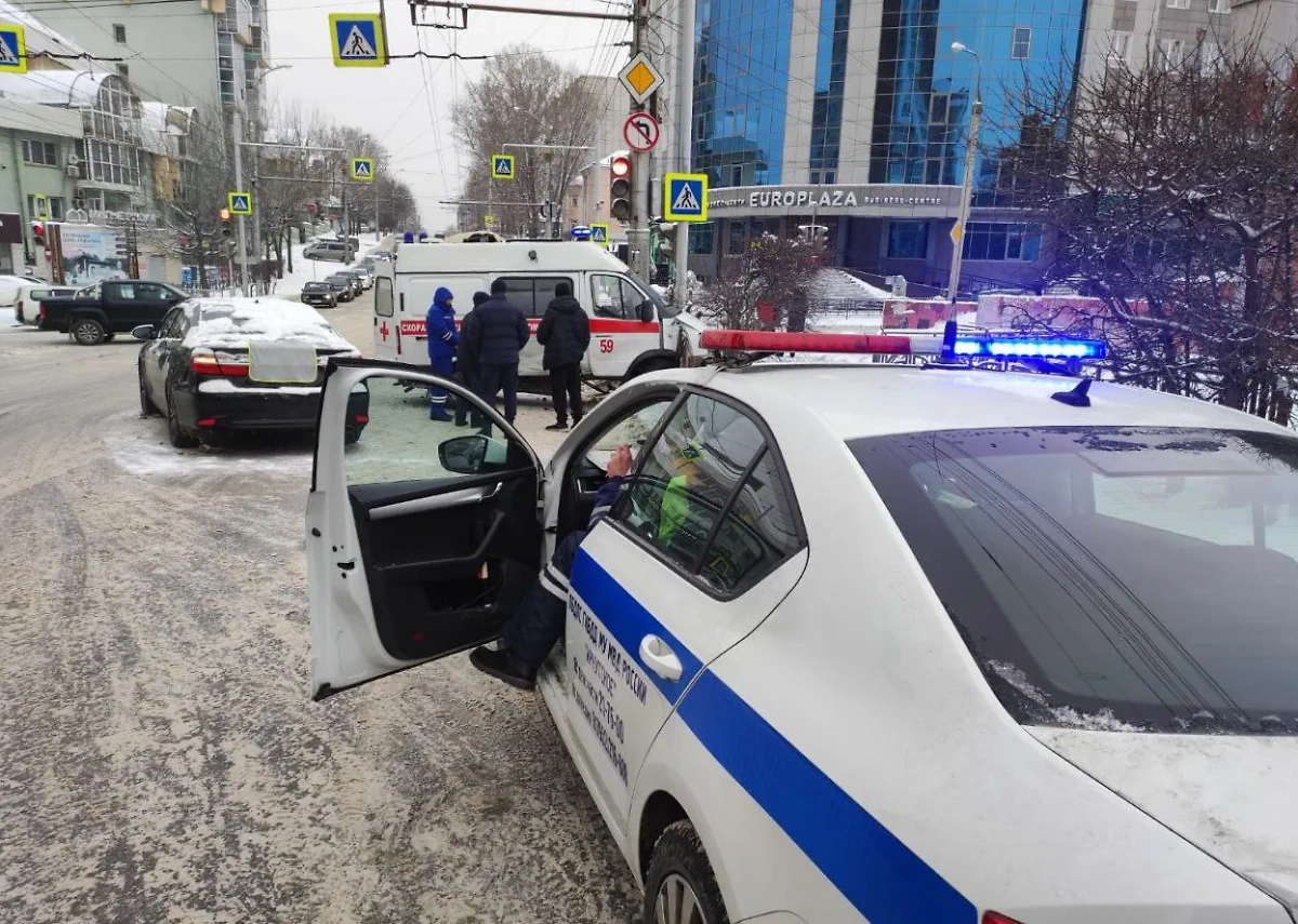 В Иркутске машина скорой помощи попала в ДТП с двумя автомобилями. Обложка © t.me / МВД38