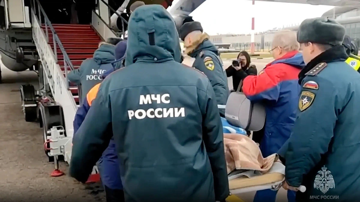 В Москву из Белгорода доставят 25 человек, пострадавших во время удара по городу со стороны ВСУ. Обложка © t.me / МЧС России