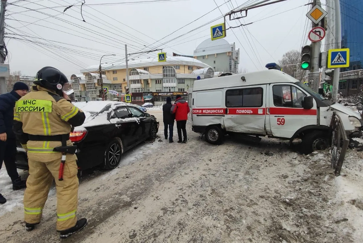 В Иркутске машина скорой помощи попала в ДТП с двумя автомобилями. Фото © t.me / МВД38