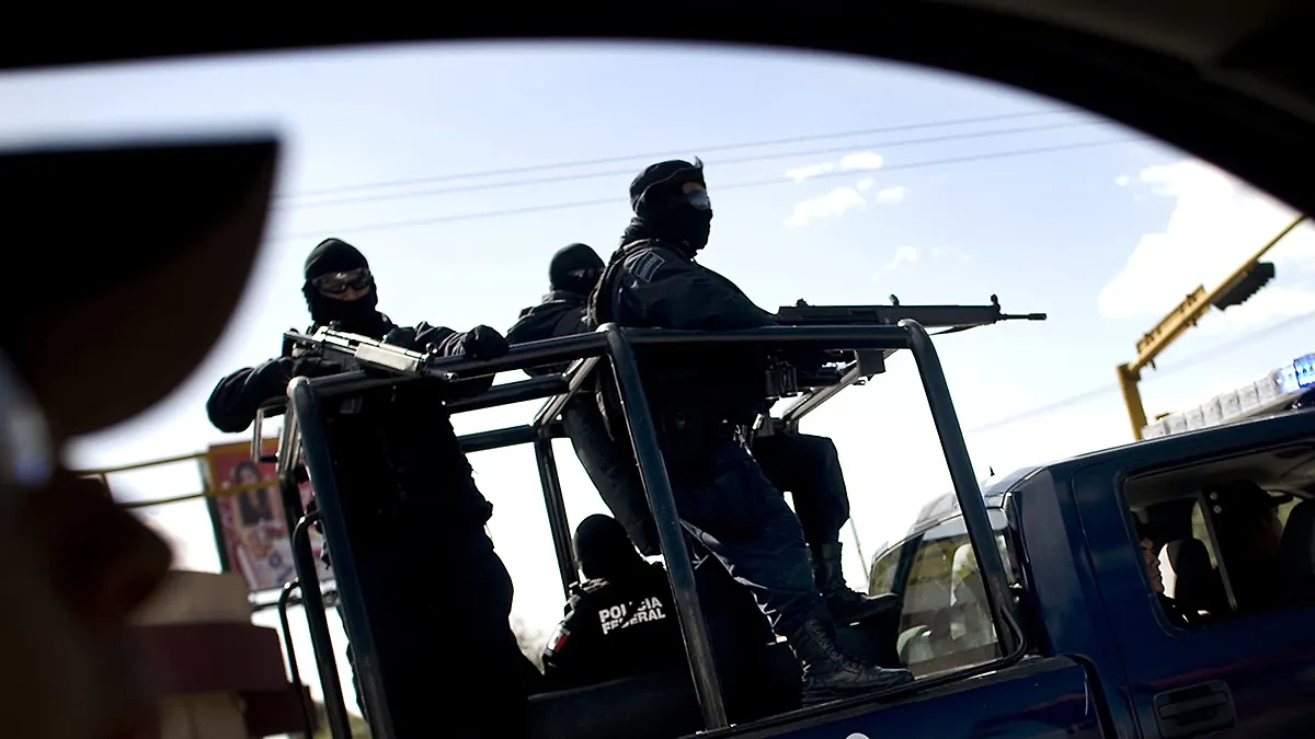 Рейд федеральной полиции на территории наркокартеля. Фото © Getty Images / Shaul Schwarz