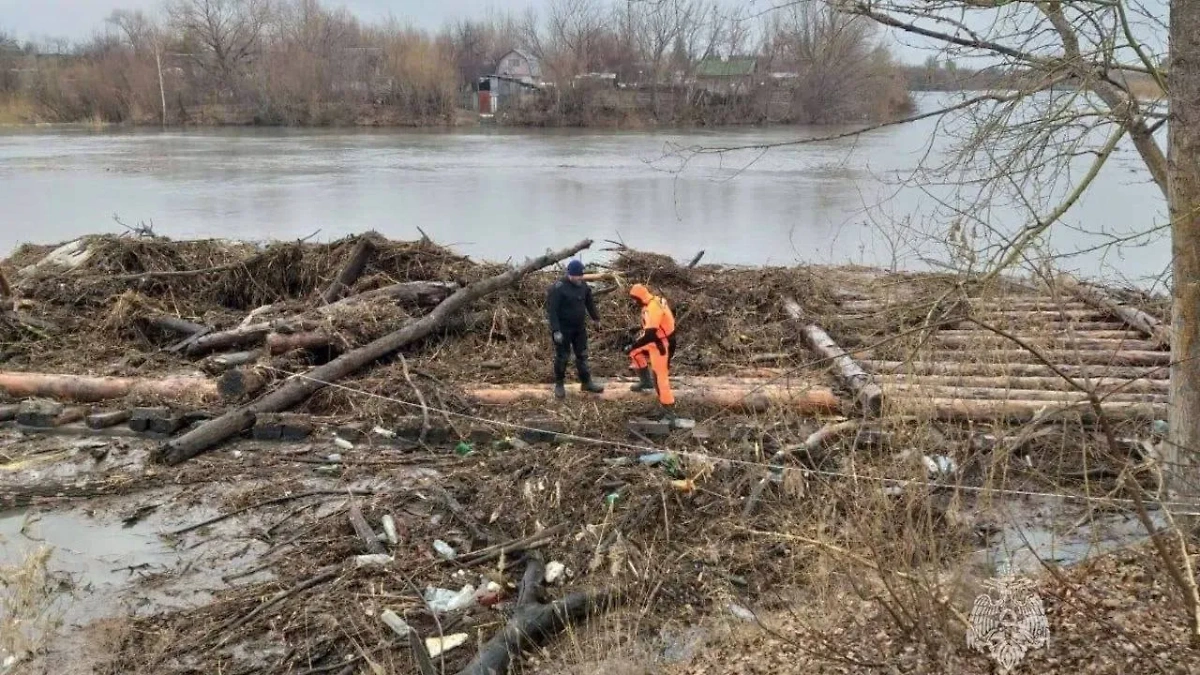 Спасатели выловили смытый мост под Курганом. Обложка © Telegram / МЧС Курганской области