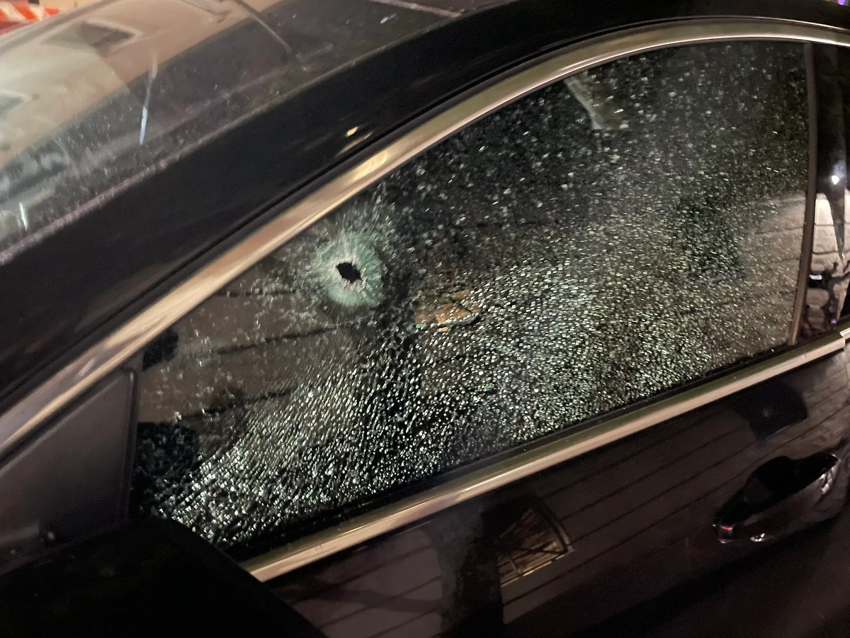 Разбитое стекло авто после стрельбы в Новом Орлеане. Фото © X / AnumWDSU