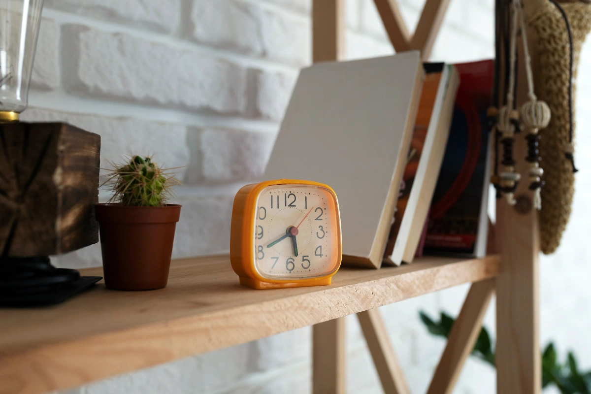Остановившиеся часы — предметы быта, которые поставят точку на вашем развитии в жизни. Фото © Freepik