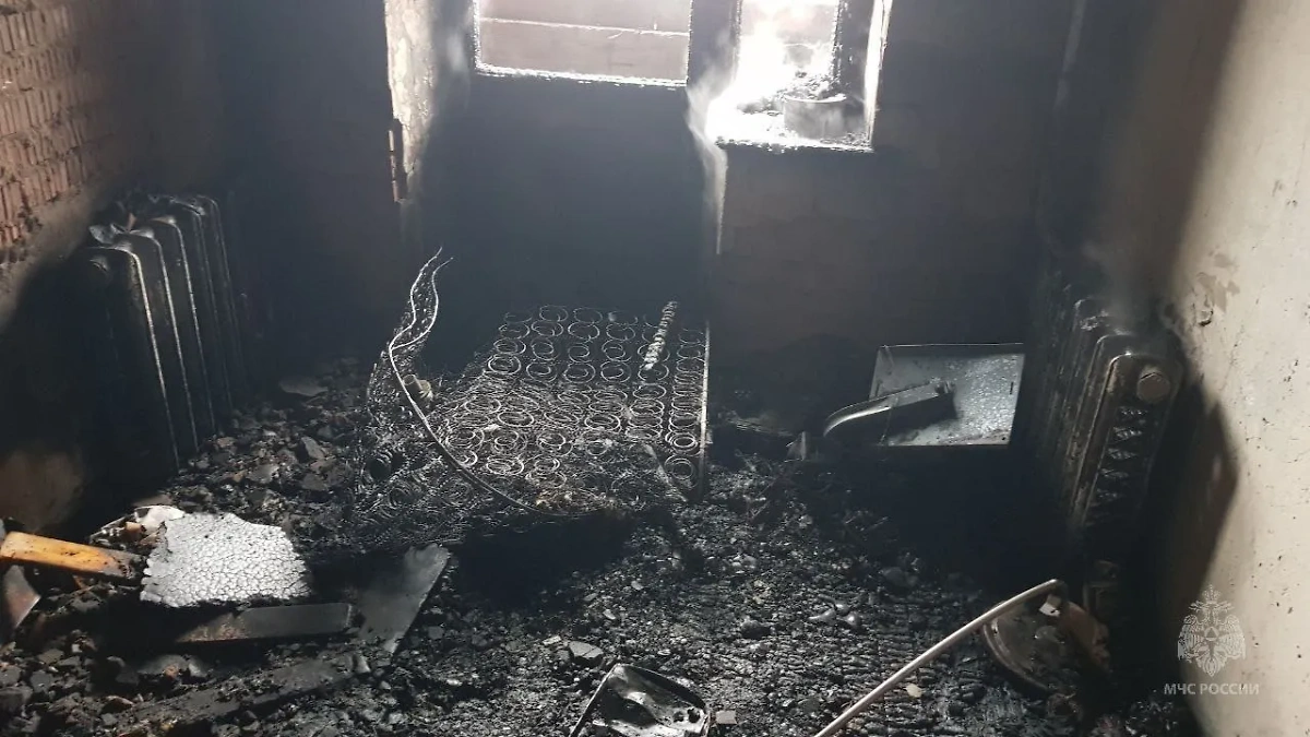 Квартира, в которой ревнивый муж устроил пожар, найдя жену в постели с другим мужчиной. Обложка © Telegram / МЧС Удмуртии