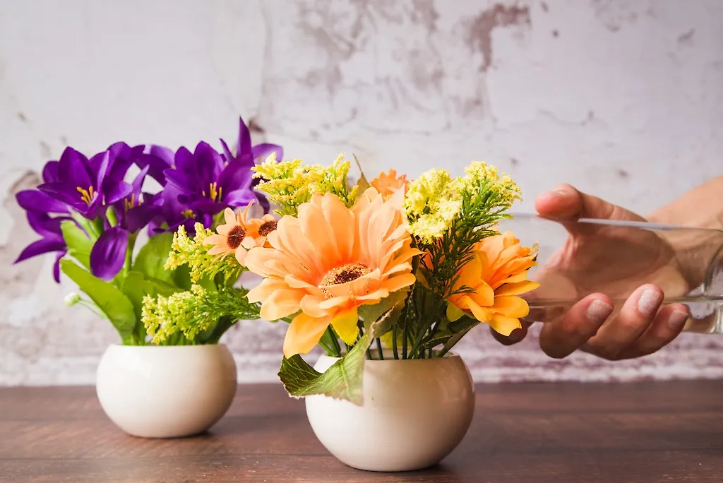 Почему искусственные цветы — неудачные домашние предметы? Они высасывают энергию из квартиры и стопорят ваше развитие в жизни. Фото © Freepik