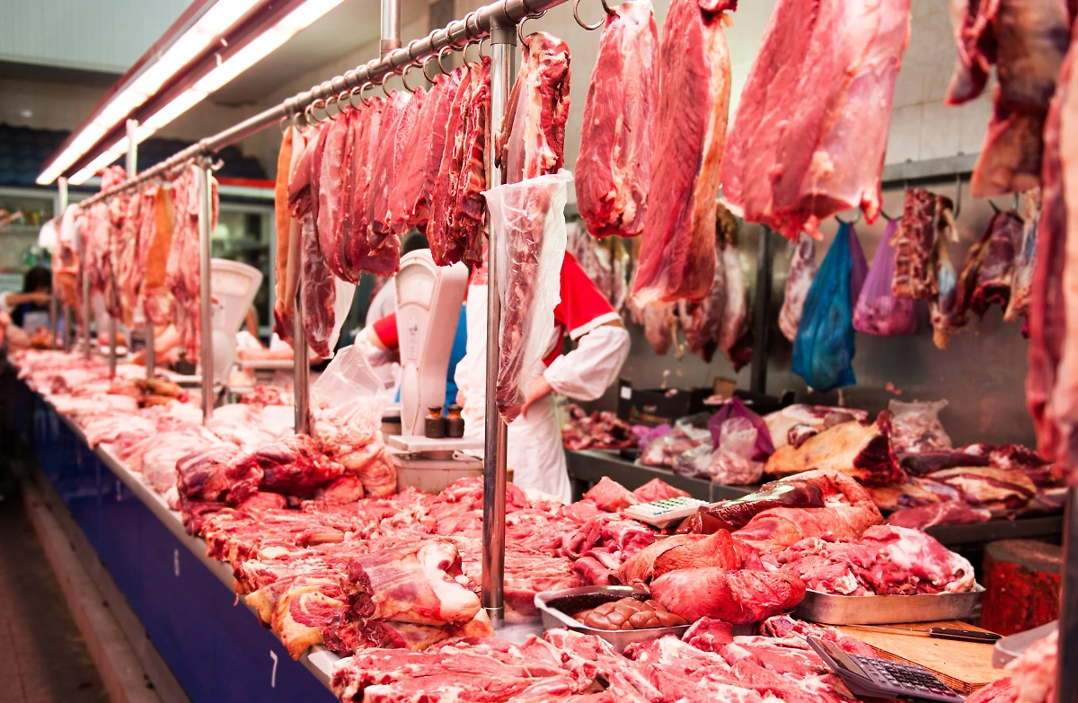Паразитов в мясе уничтожают нагрев, заморозка и маринование. Обложка © Shutterstock / FOTODOM