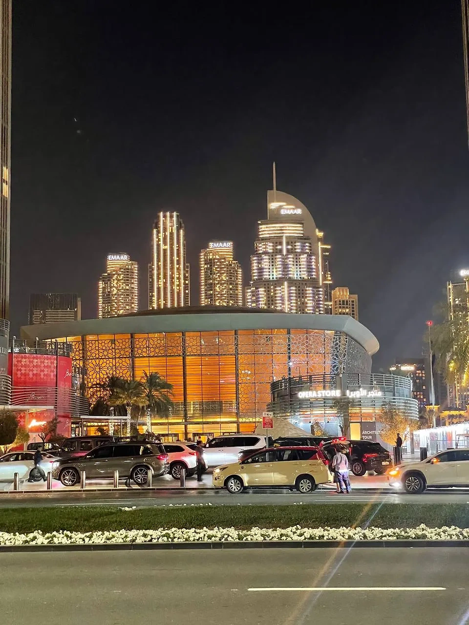 После покупки апартаментов семья Козупицы-младшего гуляла по Дубаю, фотографируя ночную жизнь мегаполиса, и даже сходила на "Призрака оперы". Фото © Telegram / NataKo relocation (удалён)