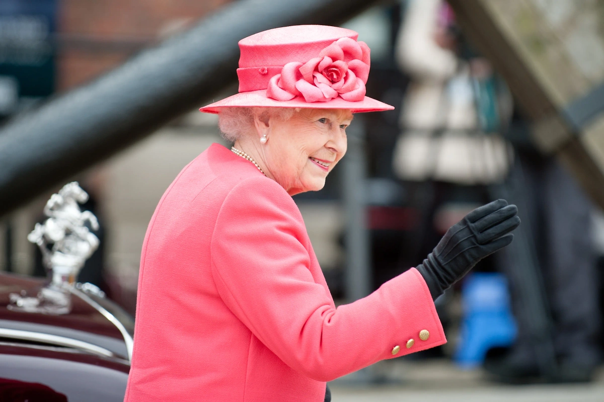 Монохром в образах королевы Елизаветы II: уникальный стиль. Фото © Shutterstock / FOTODOM