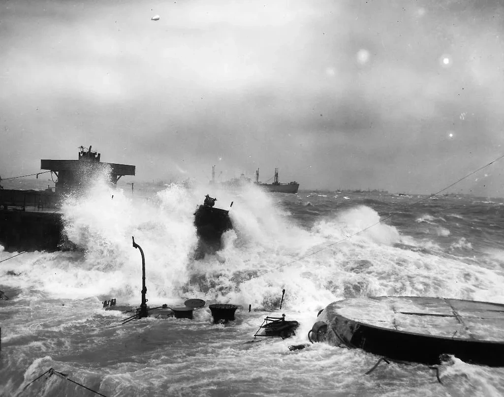 Затопленный британский линкор "Центурион", используемый в качестве волнолома в гавани "Малберри" при высадке союзных войск в Нормандии. Обложка © ИТАР-ТАСС / Granger 