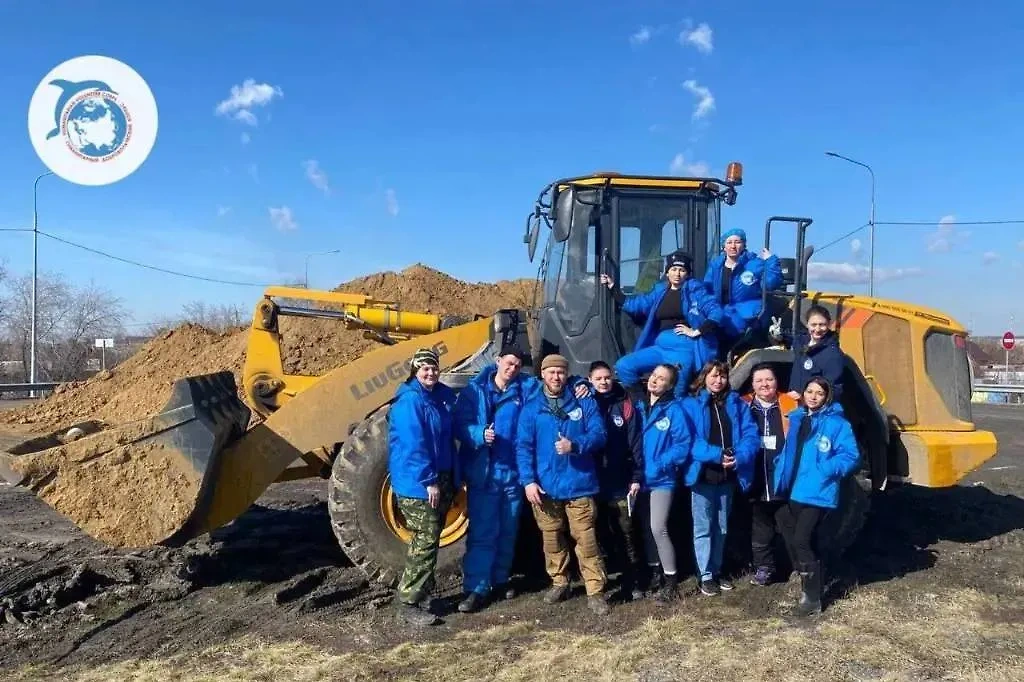 Более 100 добровольцев со всей страны работают в Курганской области. Фото © Telegram / UrFO_INFO